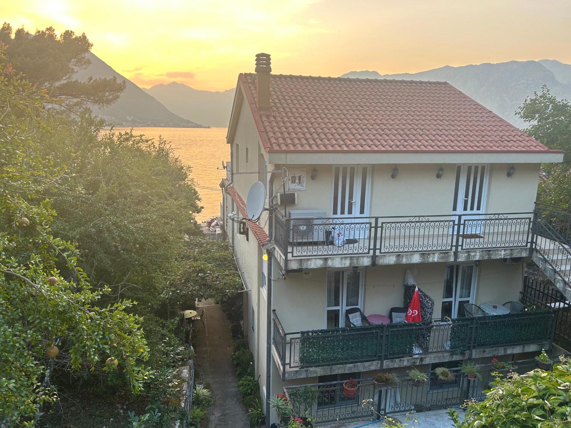 Studio On The Coast, With A View Of The Sunrise,Free We-Fi Kotor Luaran gambar