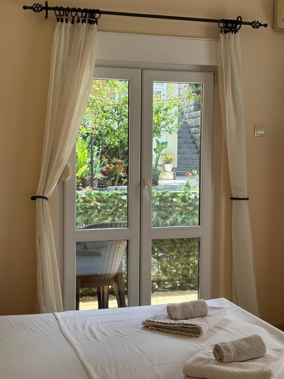 Studio On The Coast, With A View Of The Sunrise,Free We-Fi Kotor Luaran gambar