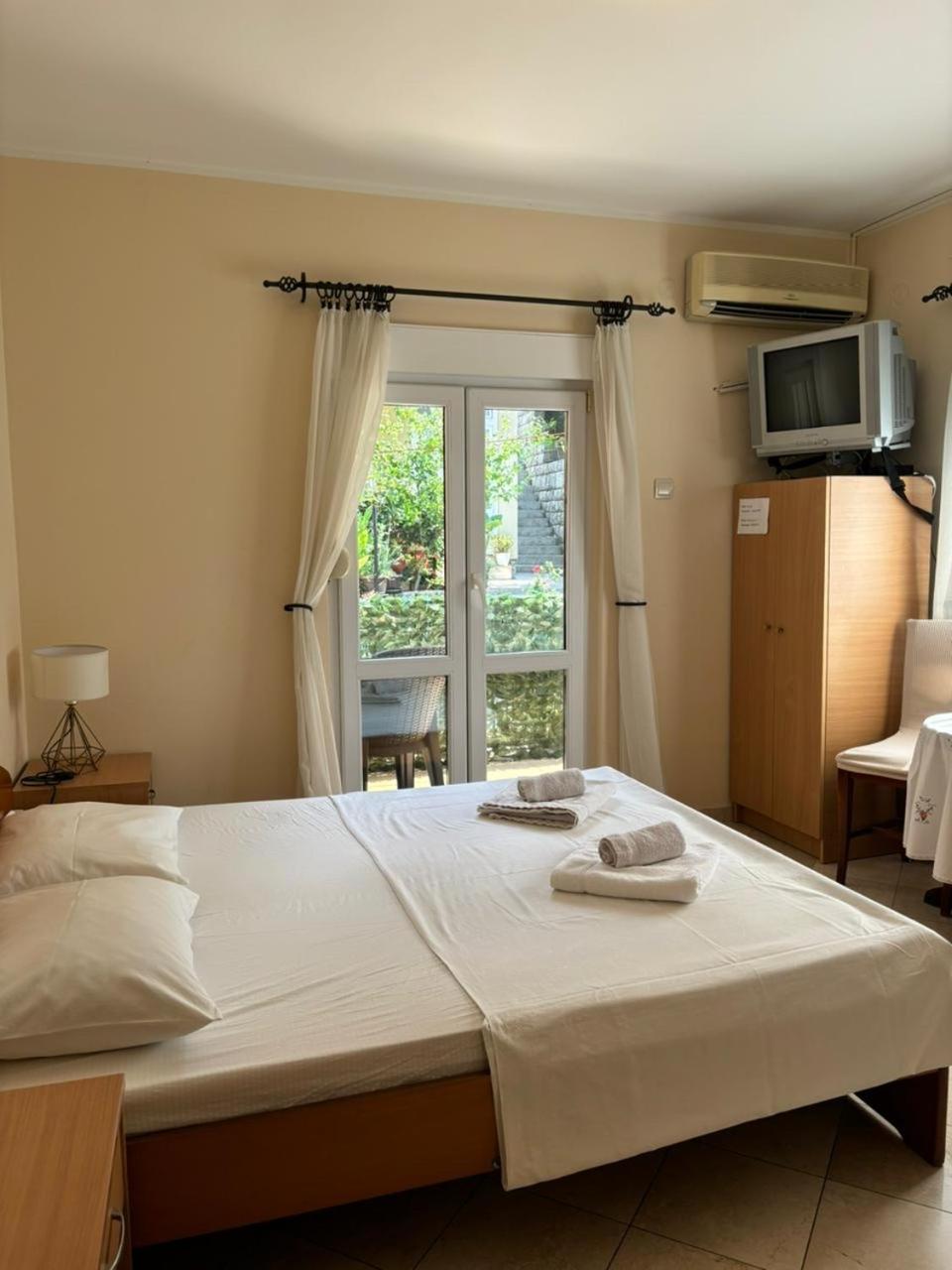 Studio On The Coast, With A View Of The Sunrise,Free We-Fi Kotor Luaran gambar